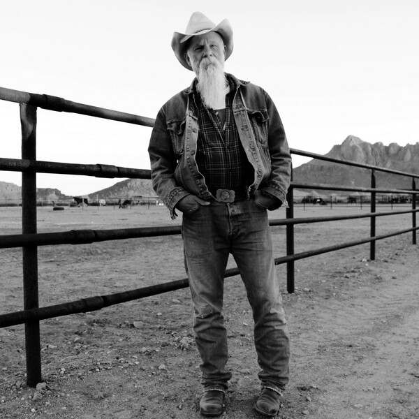 SEASICK STEVE, keepin´ the horse between me and the ground cover