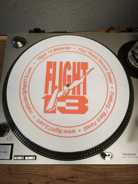 SLIPMAT FLIGHT 13 – logo_orange on white (Zubehör)