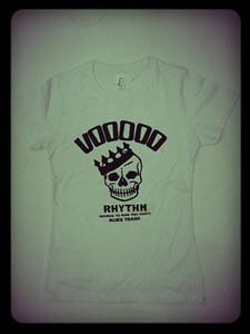 VOODOO RHYTHM – skull logo (girlie) white (Textil)